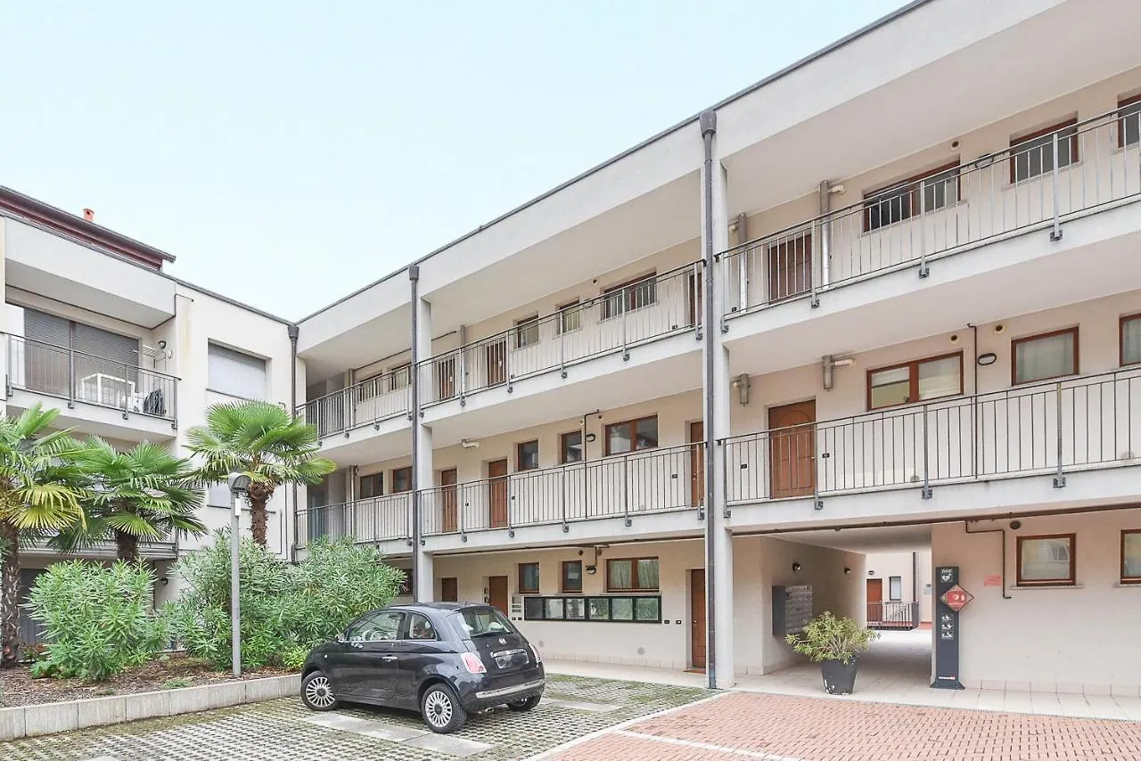 Como Lake With Two People Lake View And Near Beach Apartment Acquaseria