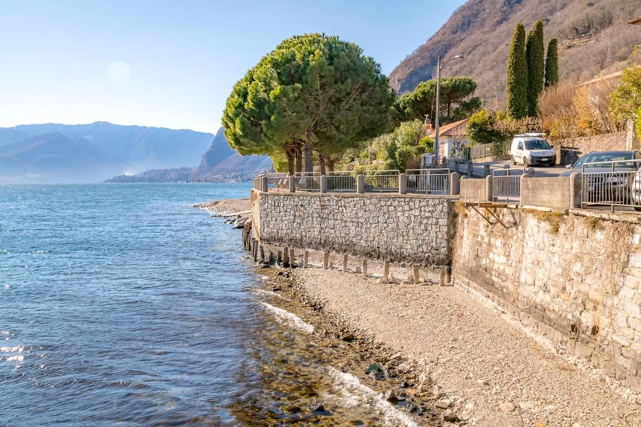 Como Lake With Two People Lake View And Near Beach Apartment Acquaseria Italy