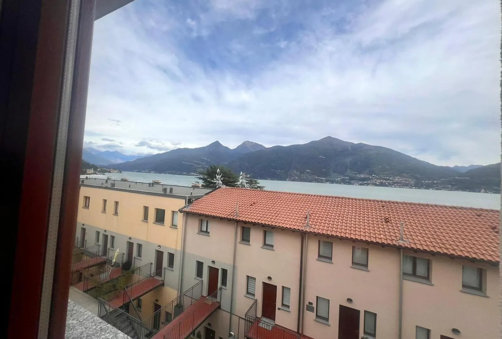 Como Lake With Two People Lake View And Near Beach Apartment Acquaseria