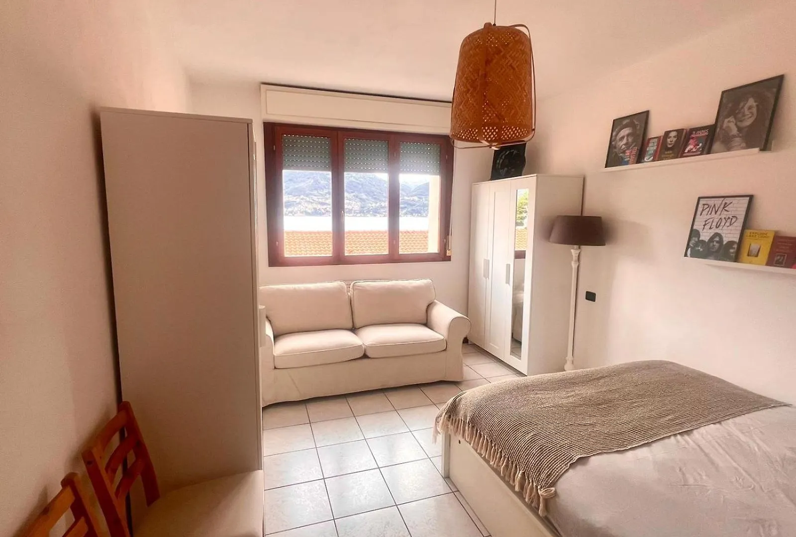 Como Lake With Two People Lake View And Near Beach location